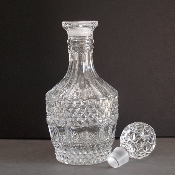 Diamond Cut Glass Style Wine Decanter Whiskey Carafe w Top Unique Stopper Heavy - Picture 4 of 14